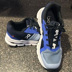 Women’s Size 8 Cloud Runners